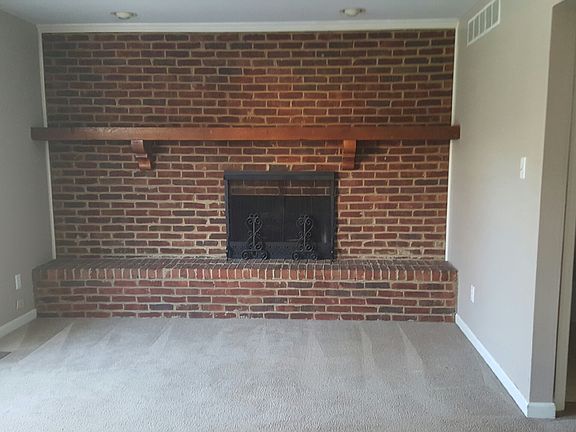 4th image of 100 Chippendale Ct #B