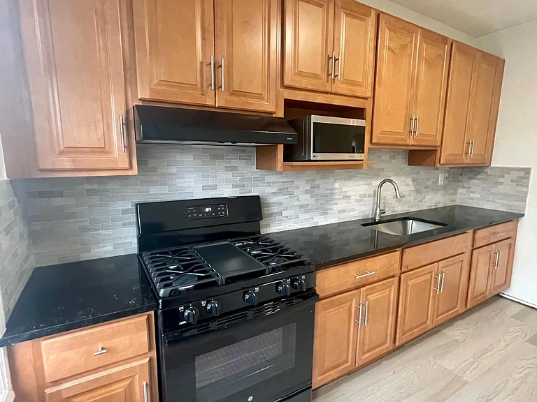 292 Boyd Ave — Photo 2