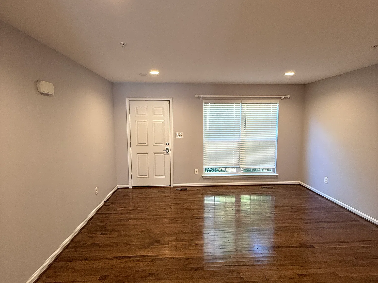 3 bed, 1819 sqft, $3,000 — Photo 2