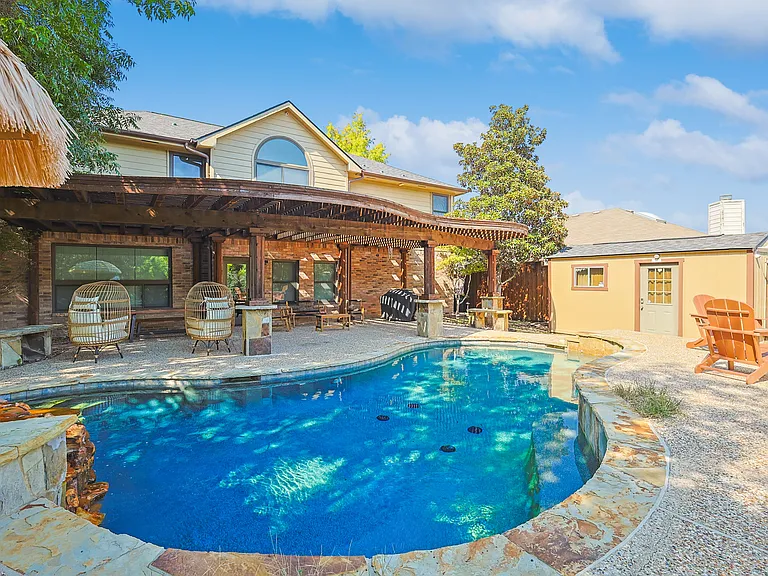 1088 Pondview Dr — Photo 1