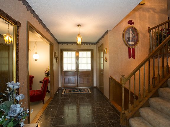 Long entry from large door