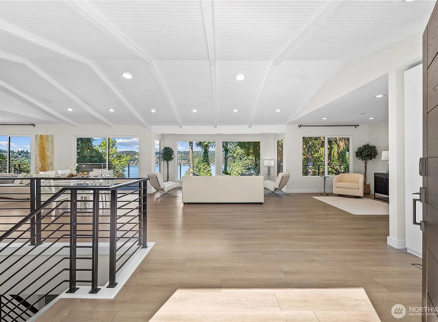 5 bed, 3200 sqft, $5,999 — Photo 3