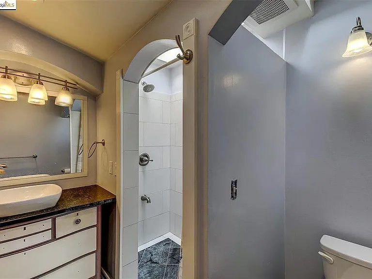 1031 Short St — Photo 9
