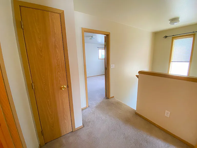 253 NW Clay Ct — Photo 4