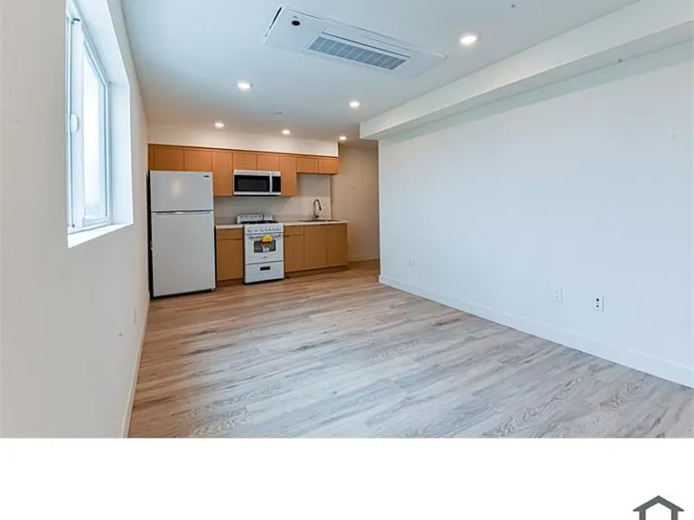 7410 S Avalon Blvd — Photo 2