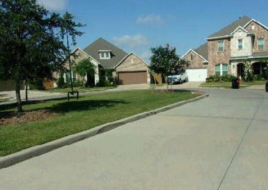 Exterior Neighborhood (street photo)