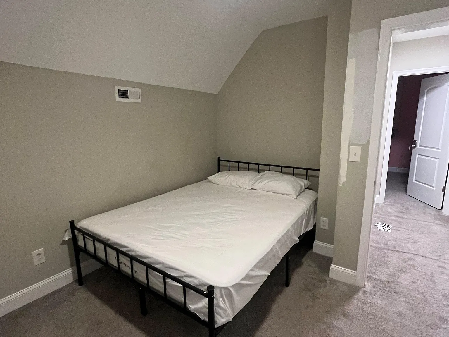 4 bed, 3.5 bath, 1908 sqft, $862 — Photo 1
