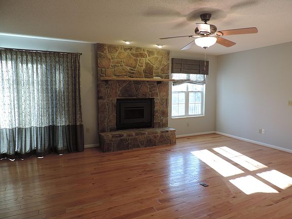 Natural gas fireplace. Access to back deck.