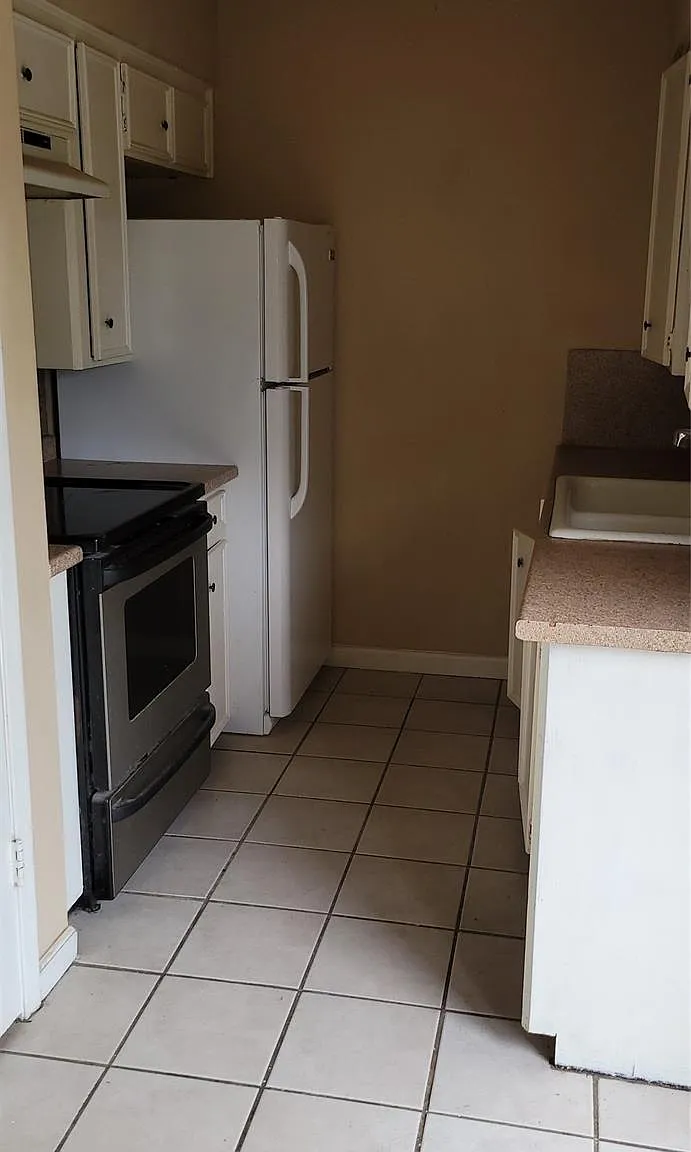 2 bed, 1.0 bath, 2704 sqft, $1,200 — Photo 2