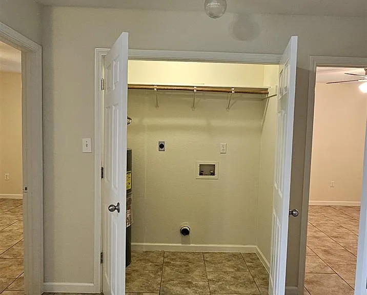 1731 Greenwood Ln — Photo 10