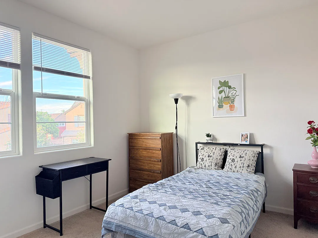 4 bed, 2100 sqft, $875 — Photo 1
