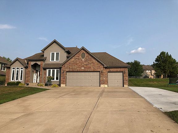 2nd image of 801 SW Cross Creek Dr