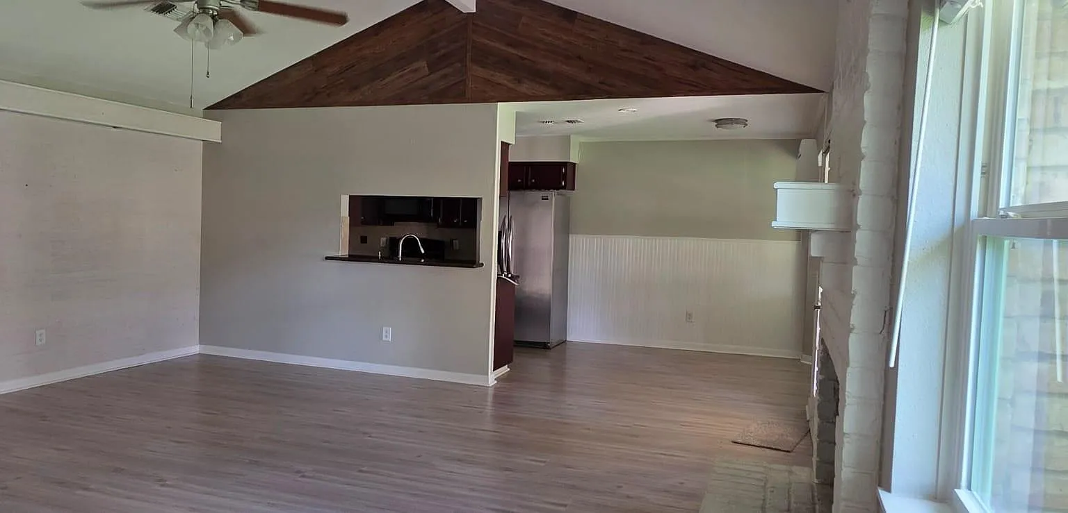 3 bed, 2.0 bath, 1429 sqft, $1,800 — Photo 4
