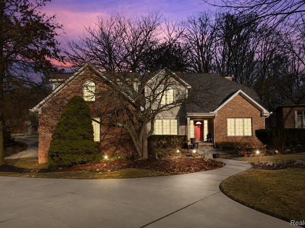 28690 Wintergreen Ct, Farmington Hills, MI 48331