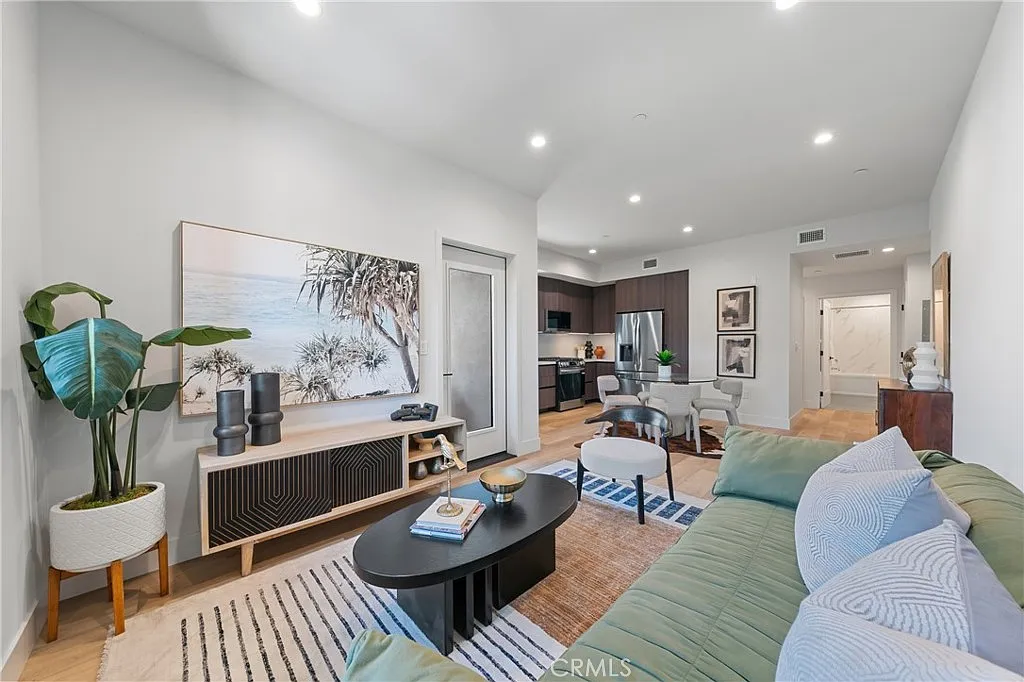 1 bed, 762 sqft, $3,300 — Photo 2
