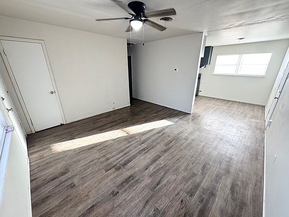 3rd image of 407 Eastwood Dr