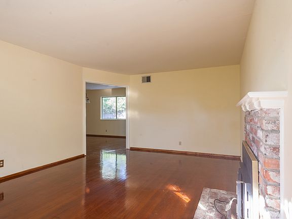 3rd image of 3159 Keith Dr