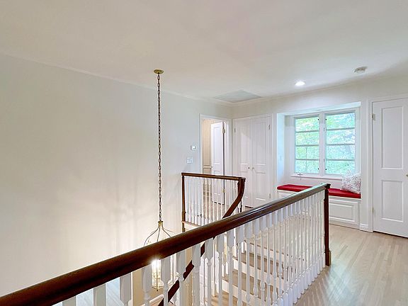 5th image of 930 Regent Park Dr