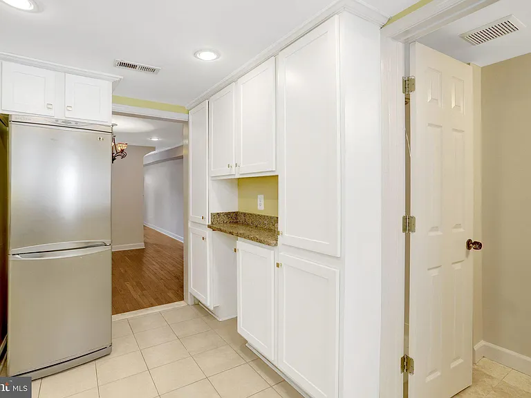 619 N Henry St — Photo 14