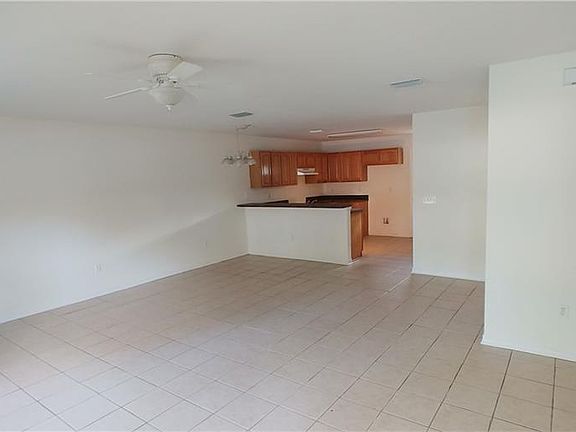 3rd image of 3235 SE 10th Ave #1