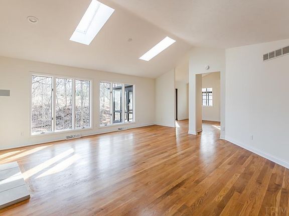 3rd image of 2324 E Linden Hill Dr