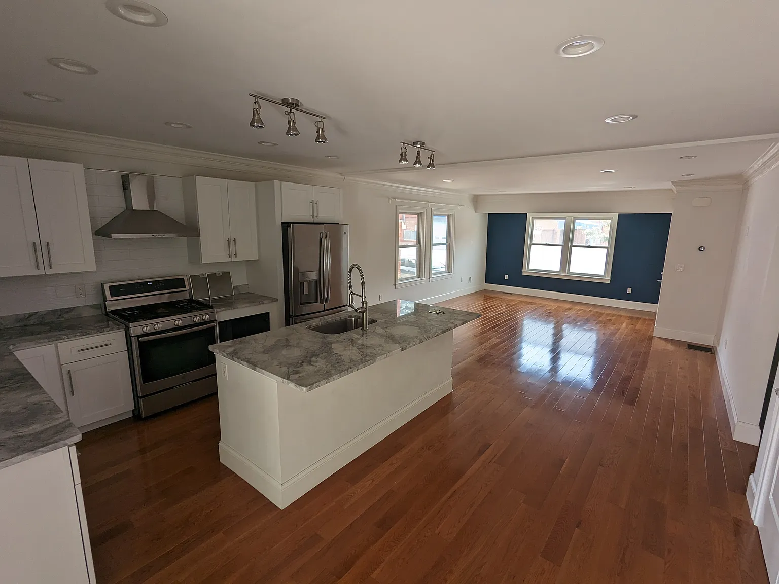 2 bed, 1160 sqft, $2,900 — Photo 3