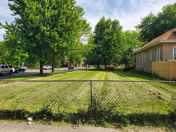 2nd image of 4702 W Wrightwood Ave