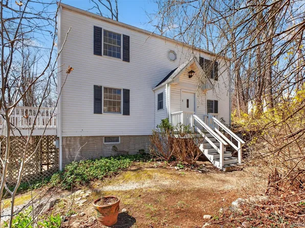 11 Shawnee Road, Putnam Valley, NY 10579