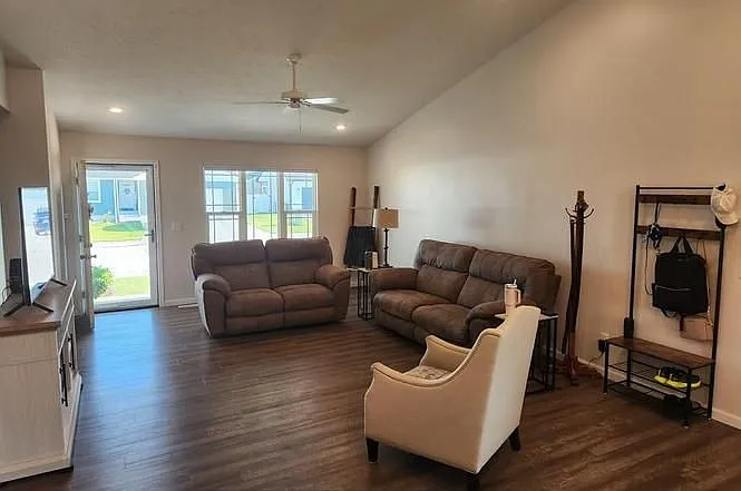 4352 Thomas St — Photo 3
