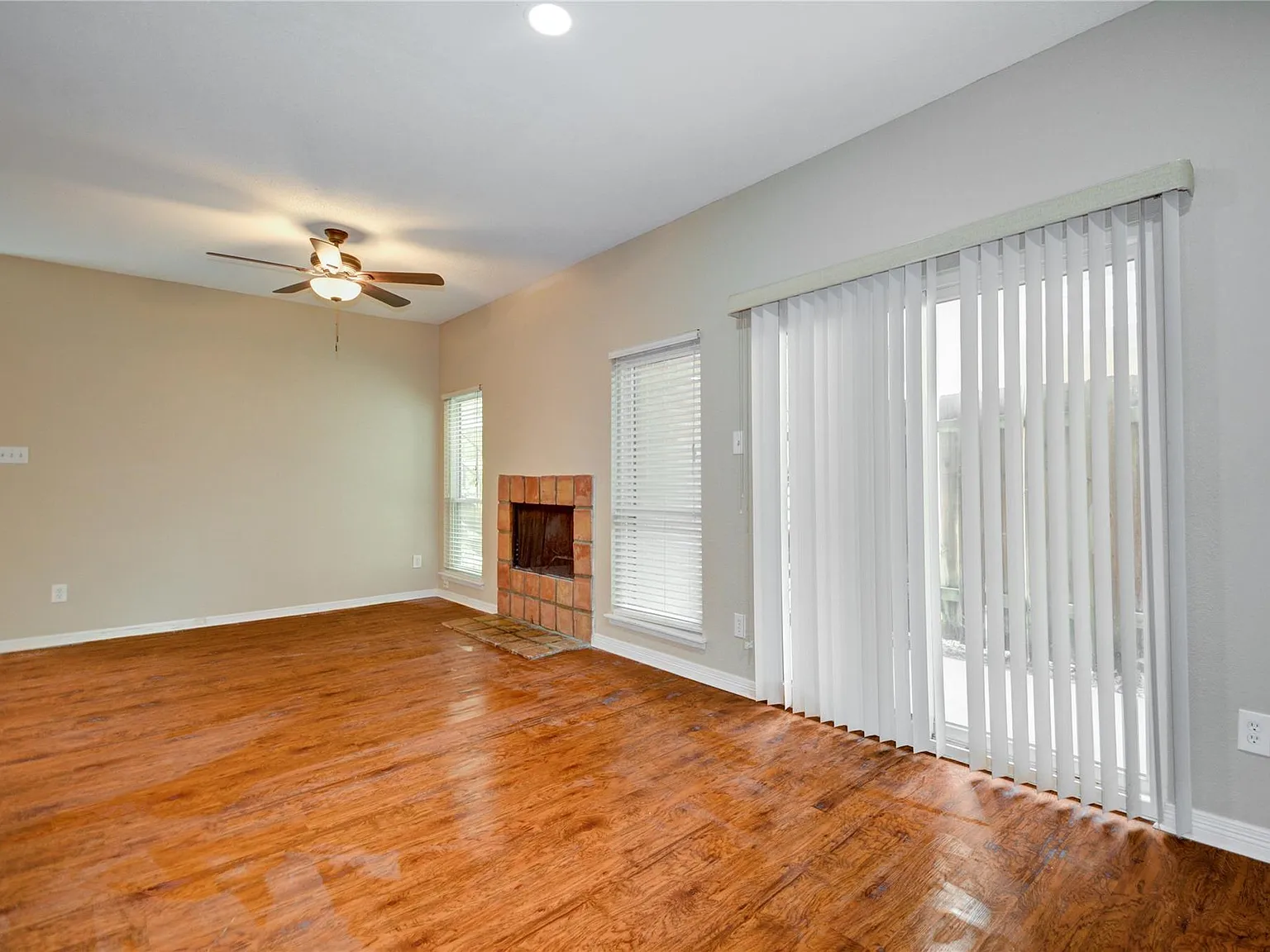 1 bed, 1.0 bath, 995 sqft, $1,350 — Photo 4