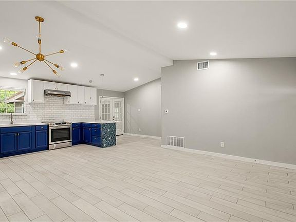 5th image of 102 W Saint Johns Ave
