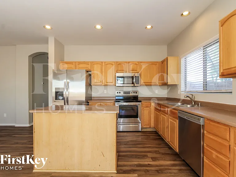 6724 S 49th Dr — Photo 3