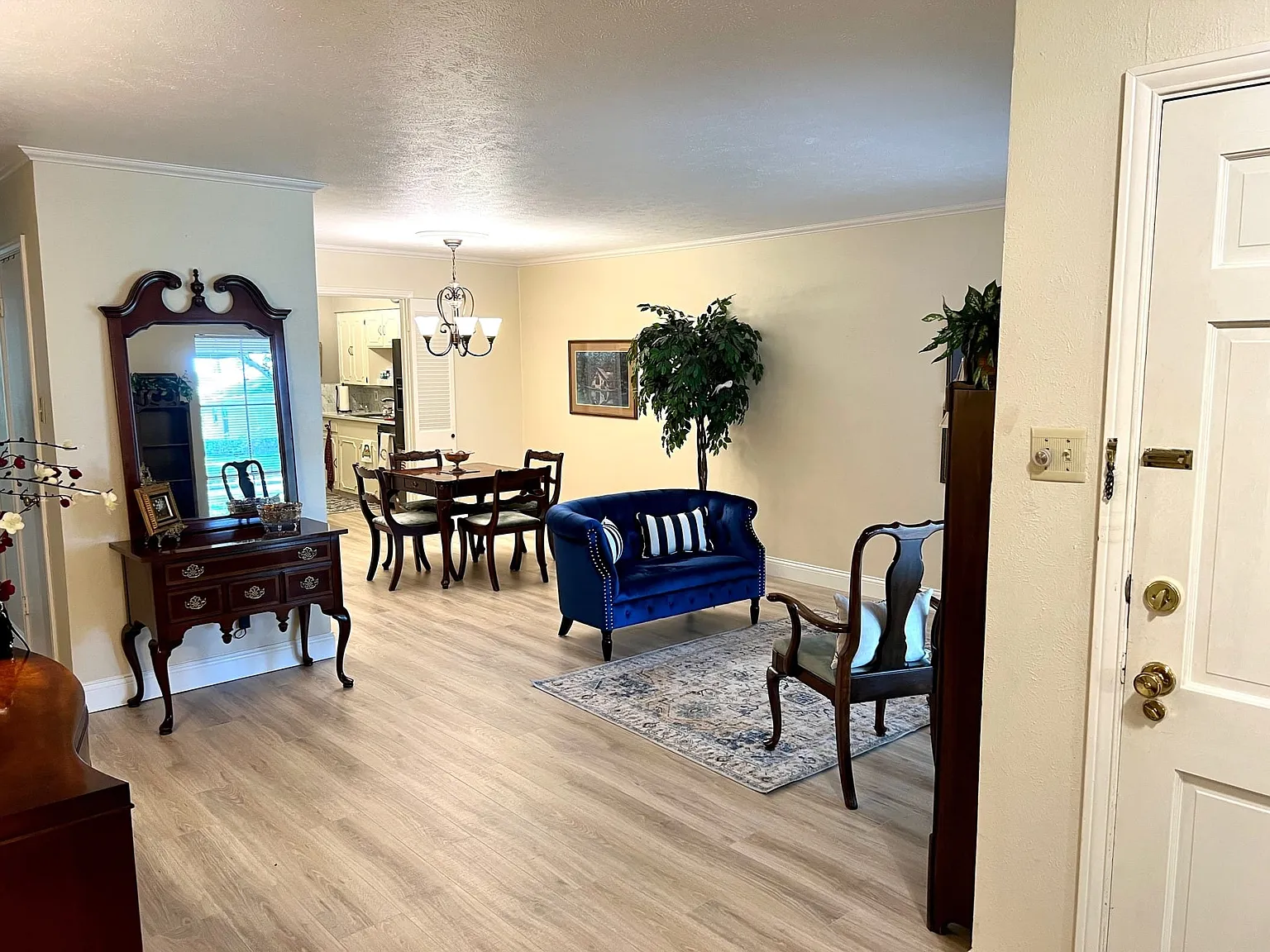 3 bed, 2.0 bath, 1688 sqft, $3,200 — Photo 3