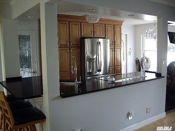 3rd image of 3901 Clark St