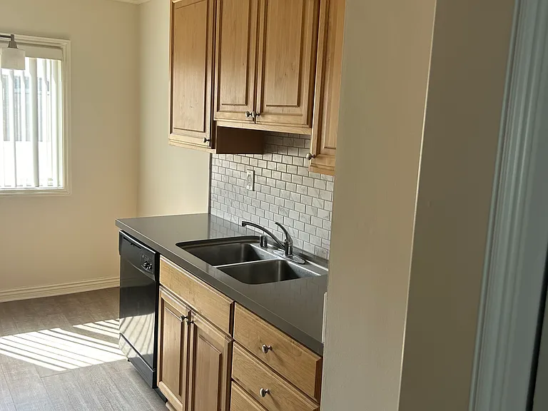1023 Ocean Park Blvd #15 — Photo 5