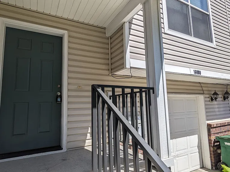Halsey East Townhomes — Photo 40