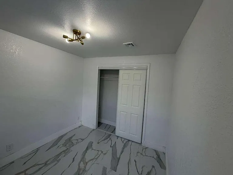160 SE 15th Ave — Photo 8