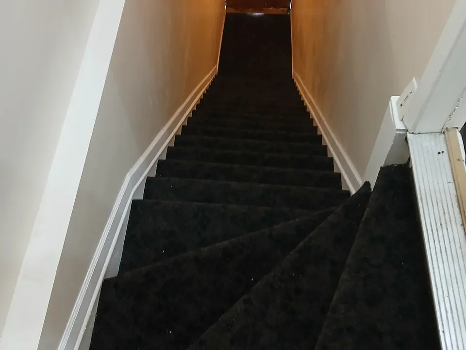 Front Entrance Stairs/Escaleras de Entrada Principal