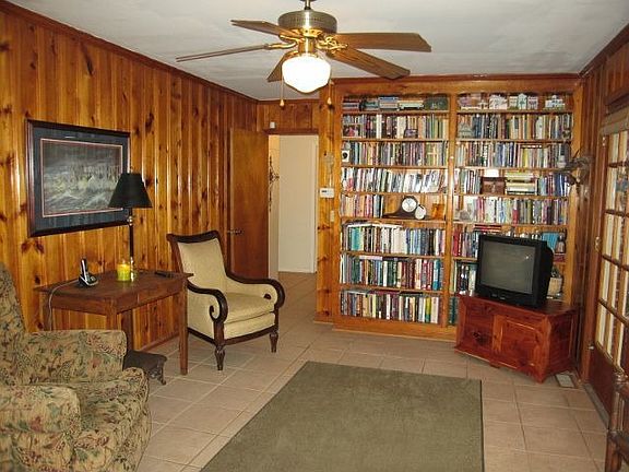 4th image of 1034 Greenwood Dr