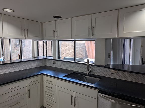 4th image of 2852 Lee St