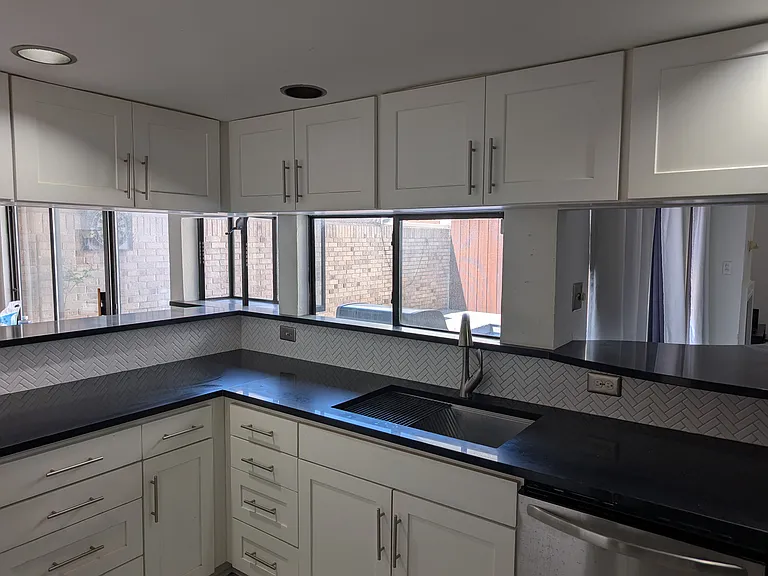 2852 Lee St — Photo 4