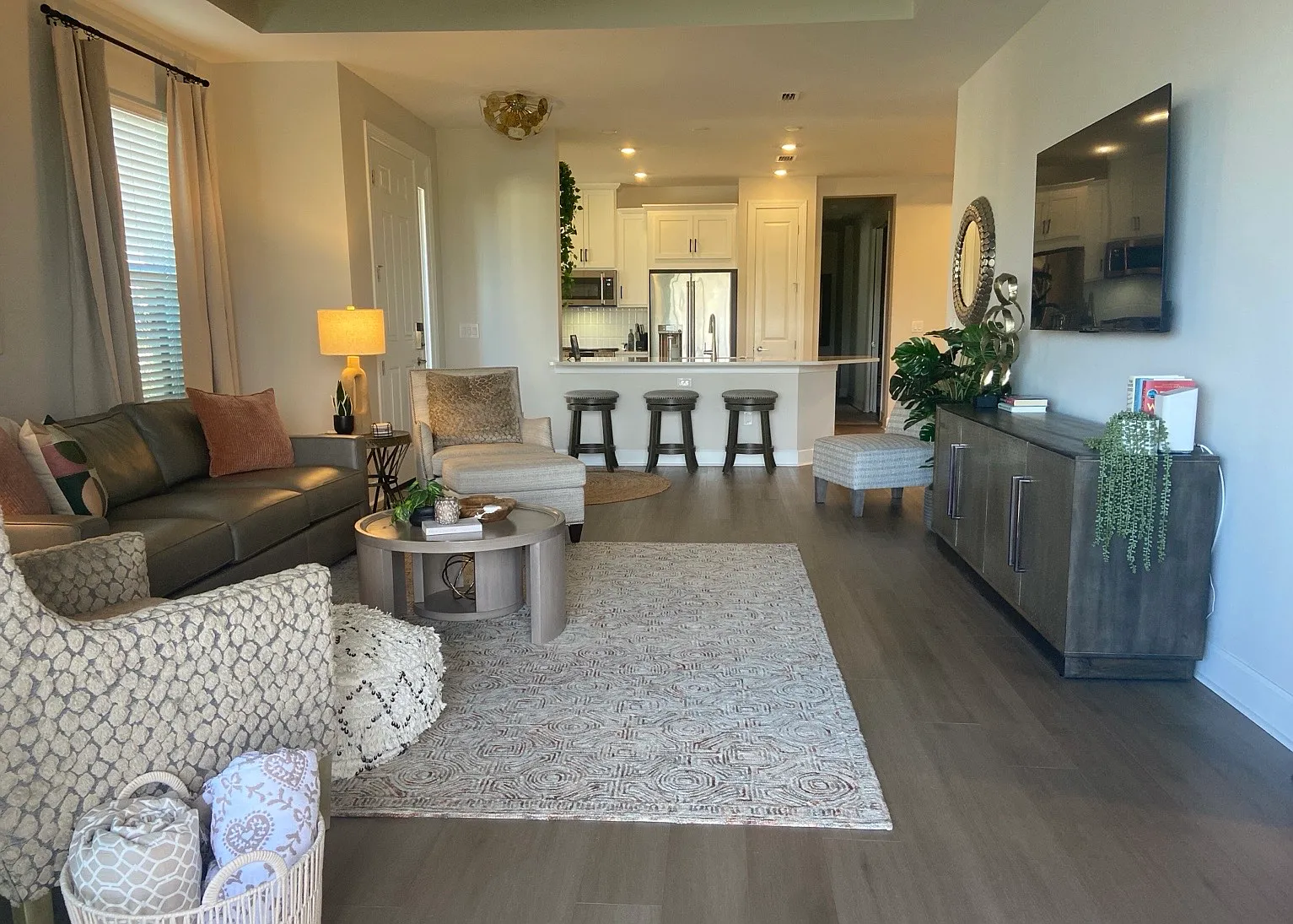 3 bed, 1905 sqft, $3,400 — Photo 2