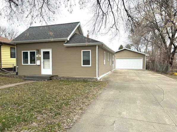 444 21st St NW, Minot, ND 58703