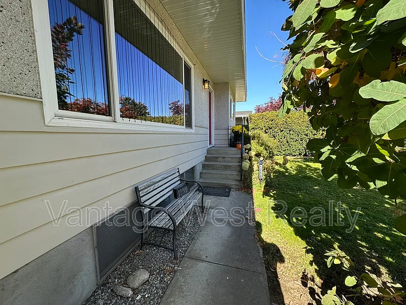 3 bed, 1.0 bath, $2,450 — Photo 2