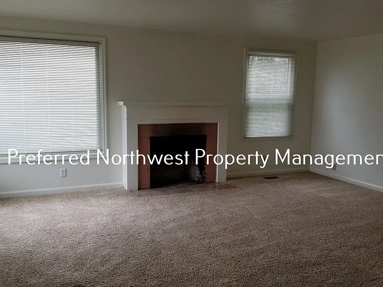 390 Stevens Ln — Photo 2