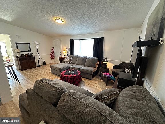 3rd image of 211 Forest Green Rd