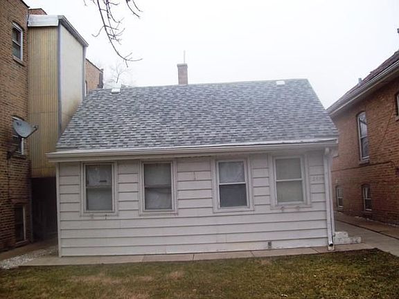 3rd image of 2555 N Oak Park Ave
