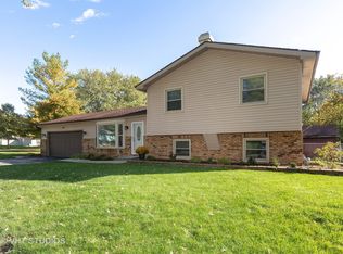 475 Renee Dr, South Elgin, IL 60177