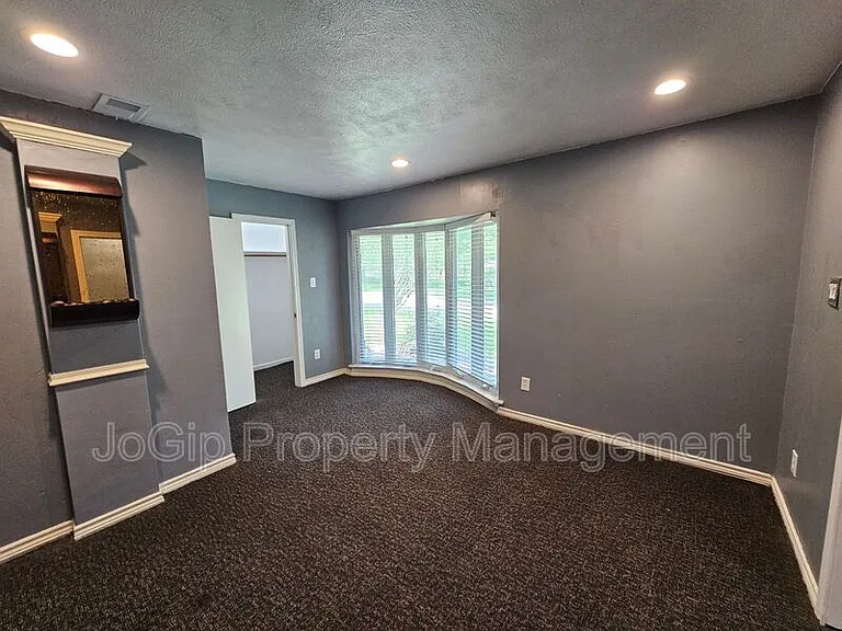 216 Wesley Dr — Photo 9