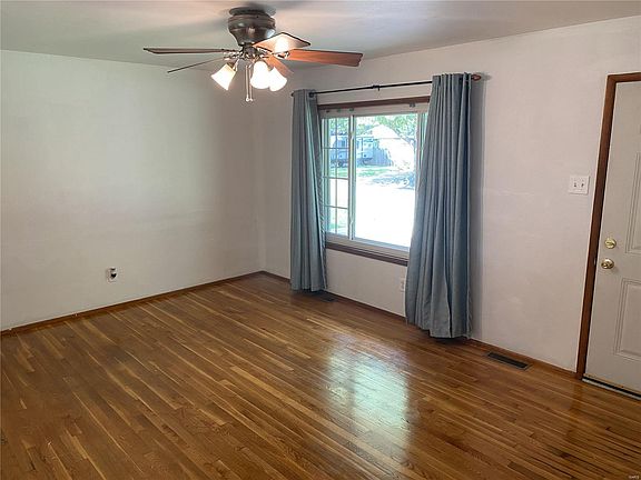 3rd image of 1990 Caposele Ln